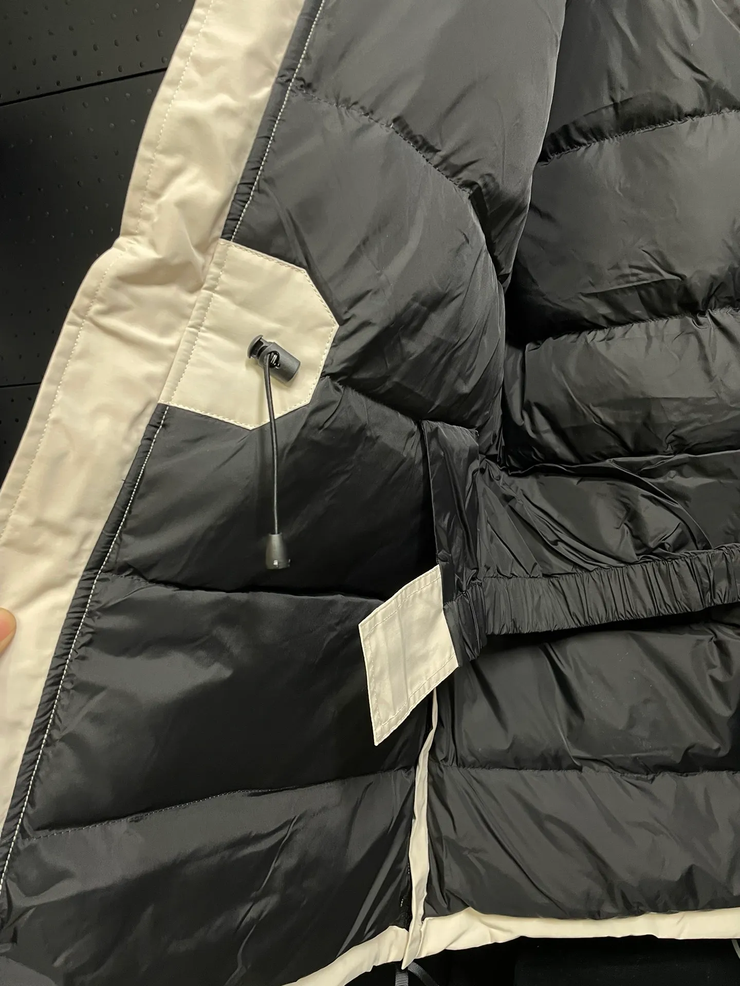 P1060 CANADA GOOES 🇨🇦ⒿⓅⓈ manufactures 10 models of snow curse men and women couples. Factory direct supply: supplying global purchasing agents, micro-business, entities, Tmall, high-end stalls and studio cooperation, free shipping! There are 10 types of Canada Goose Snow Mantra parkas for men and women, the Rolls-Royce of down jackets. ➖ Industry-leading anti-counterfeiting chip sensing. ➖ Imported Behringer embroidery machines and customized embroidery labels, the highest level and industry leading. ➖ Imported Korean 21-count polyester-cotton blended original fabric, TC85 waterproof coated fabric, water-repellent, windproof and wear-resistant. ➖ The new national standard 90 white duck down has an average down filling of 300 grams. The amount of down filling is industry-leading. ➖ 100% nylon lining with double double-layer sealing design to prevent velvet running, and seamless thread design on the cuffs! ➖ Yoshida YKK provides original factory-customized electroplated sliders. YKK two-way lockable zippers are tight and smooth and do not peel off paint. ➖ 3M composite Velcro is durable and the accessories and hardware are all custom-made. Note: Our copywriting is only simple and clear. Instead of bragging about the copywriting, it is better to compare and understand with samples. Only for the purest goose, the most dedicated, the most professional, the highest quality, the highest cost performance! SIZE:XS-XXL [with size chart]